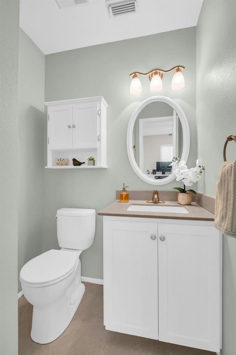 The pretty half bath - there's an easy fix if another shower is needed~