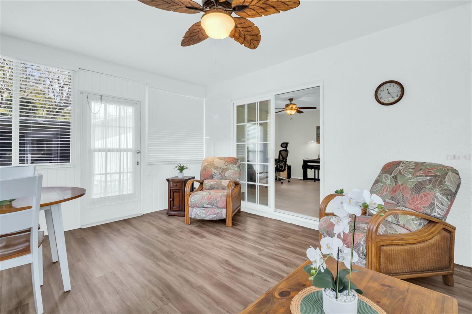 Great gathering space for family & friends~