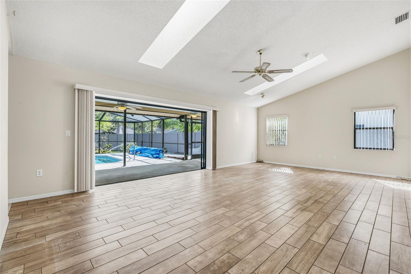 Great Room - Sliders Pocket