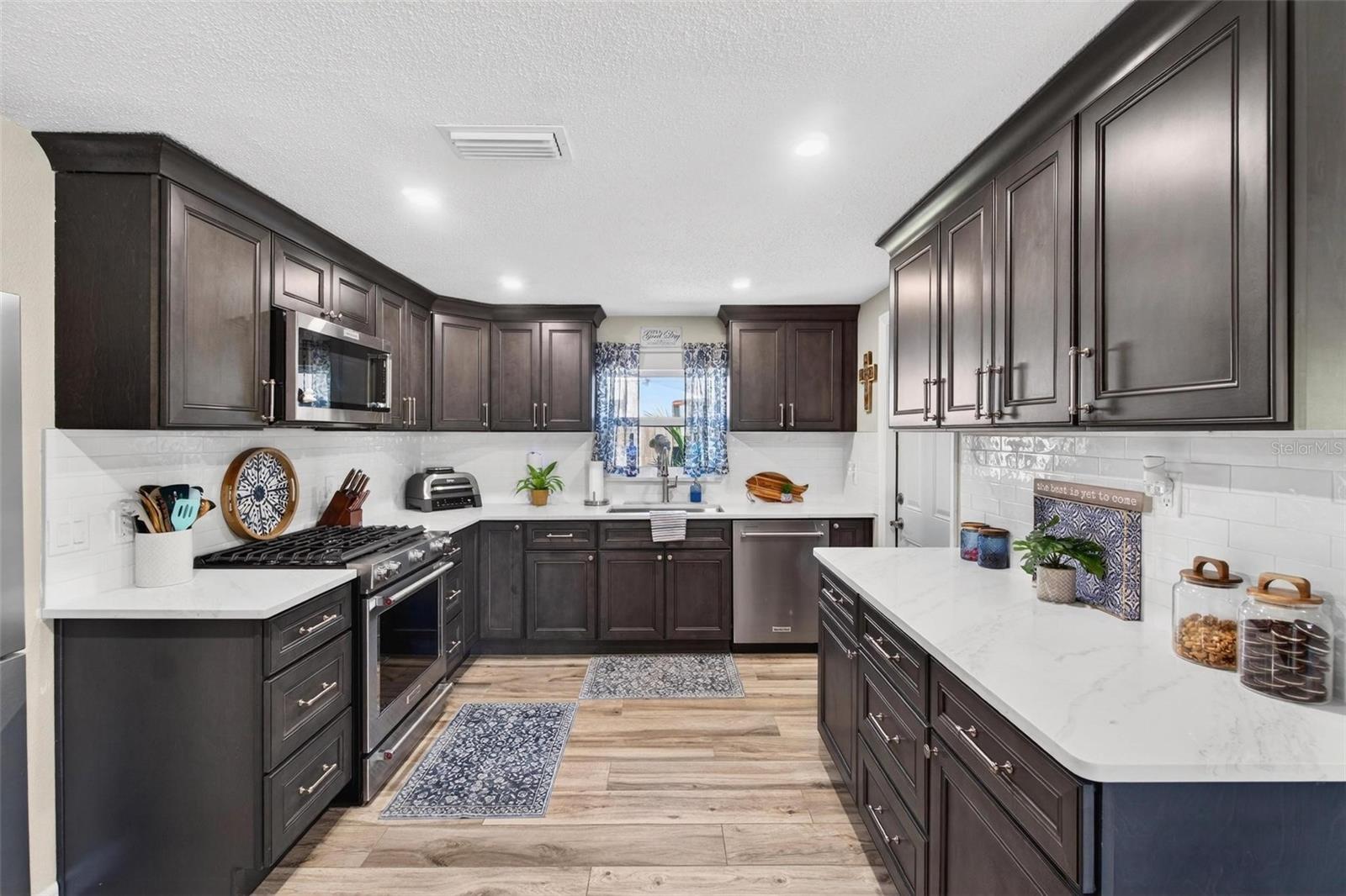 Well designed Updated Kitchen w/ Quartz Countertops