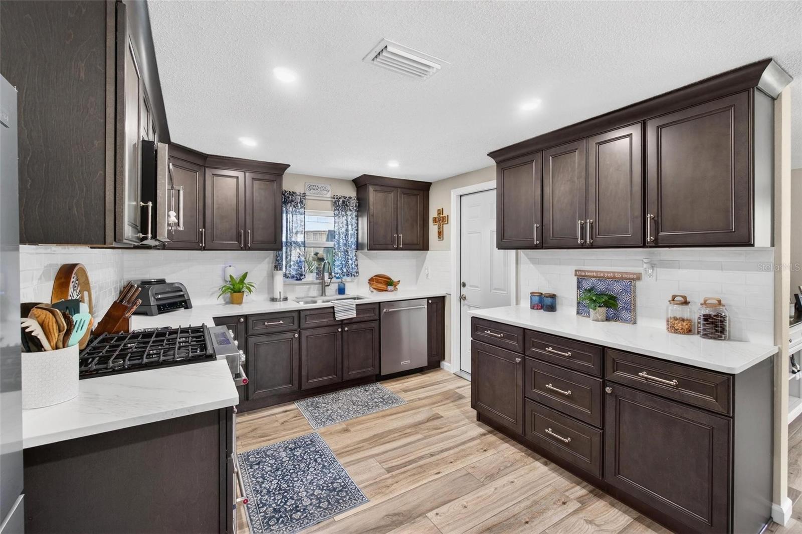 Real wood cabinets w/ soft-close drawers