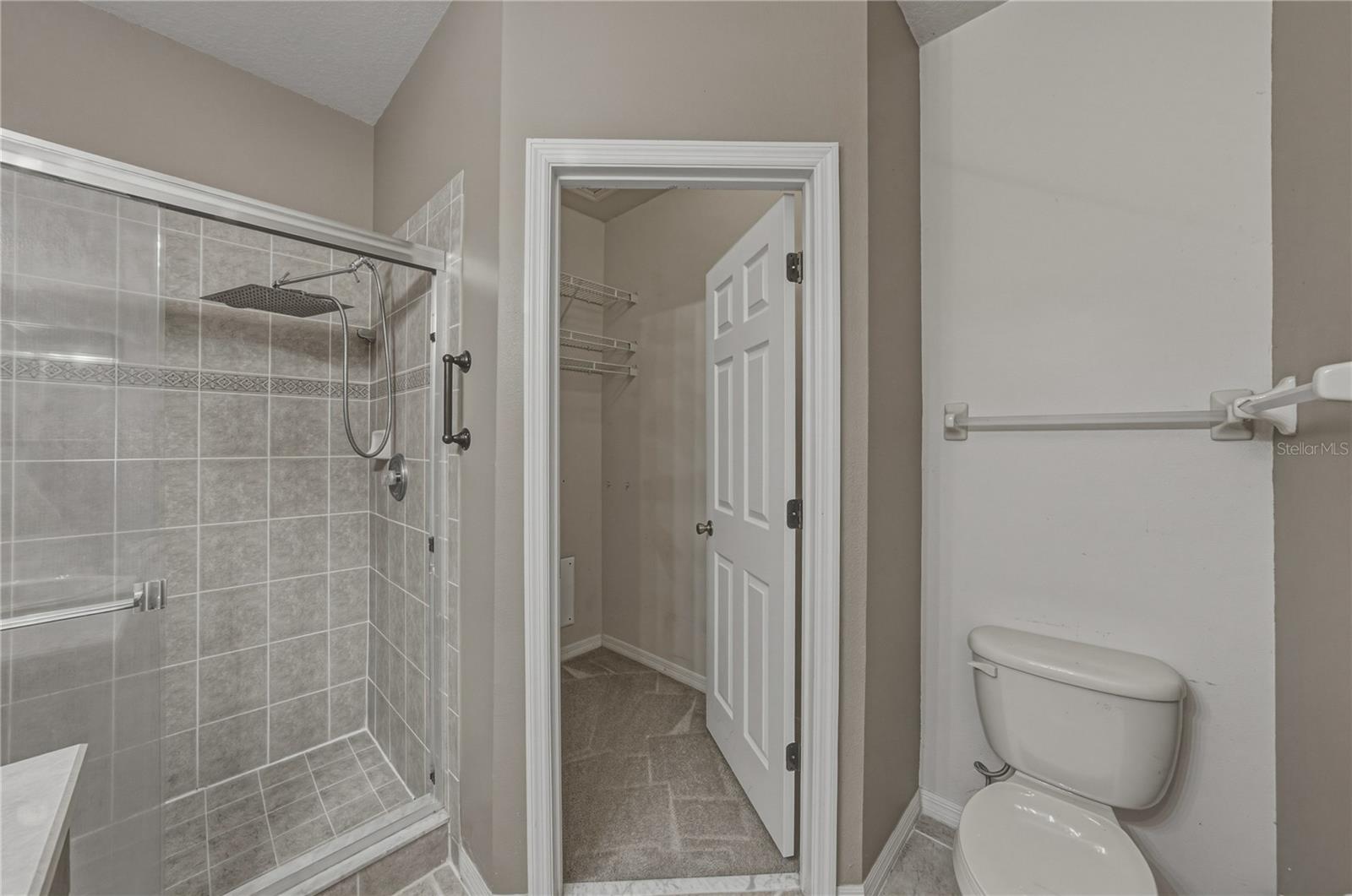 Ensuite w/ walk in closet