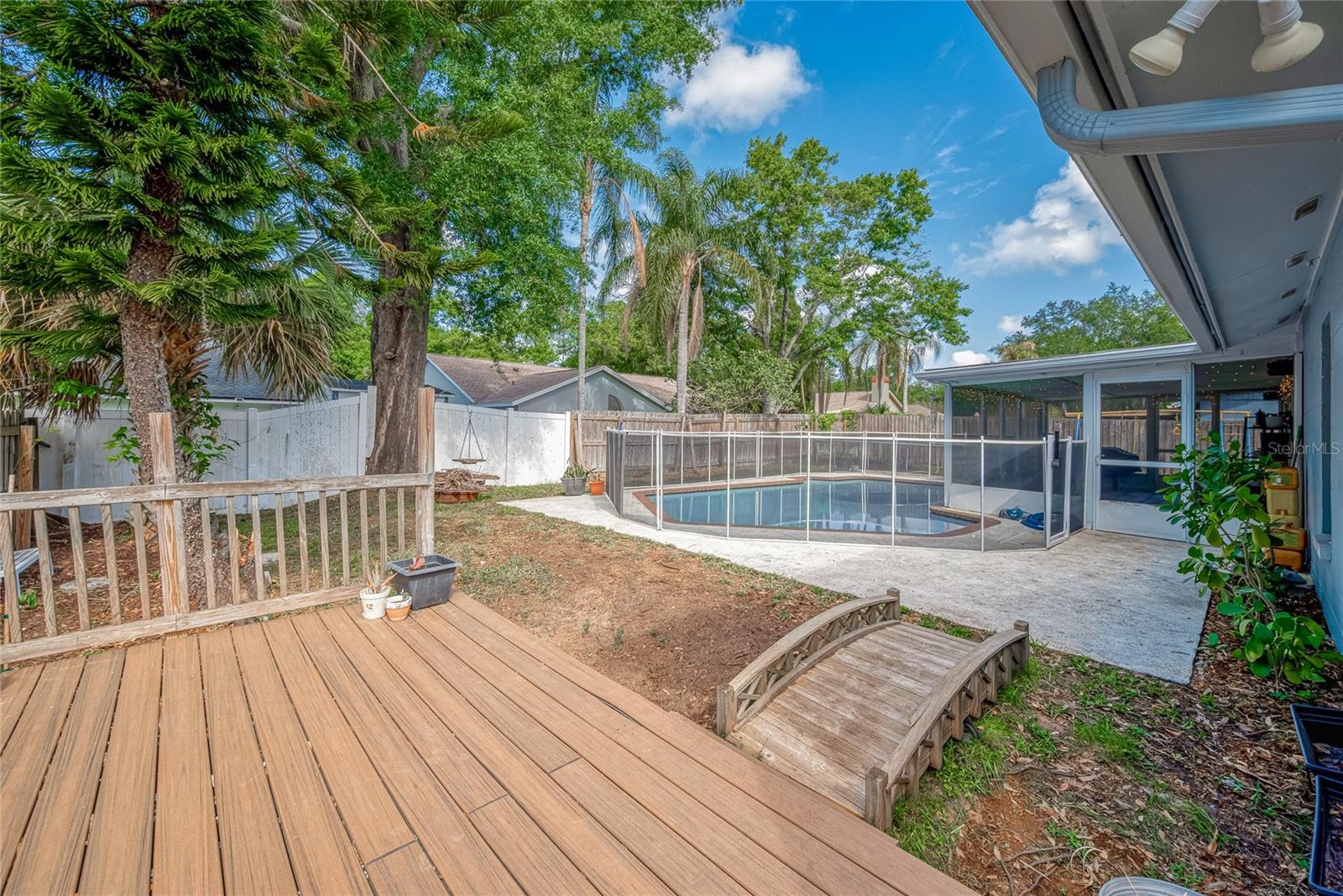 deck goes from primary bedroom to backyard