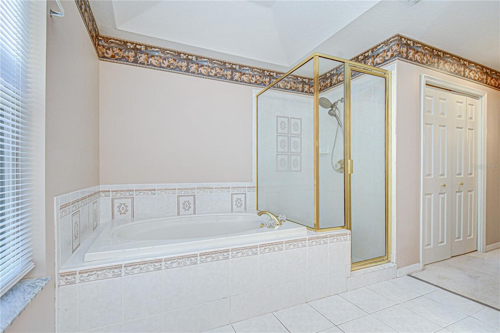 Garen tub & separate shower.