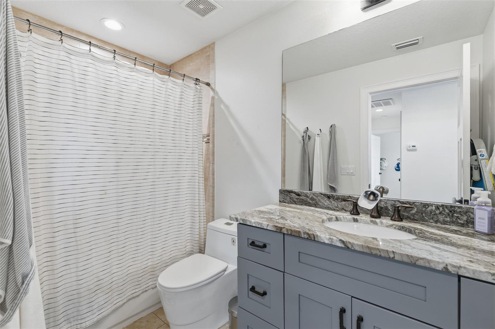 upstairs full guest bathroom