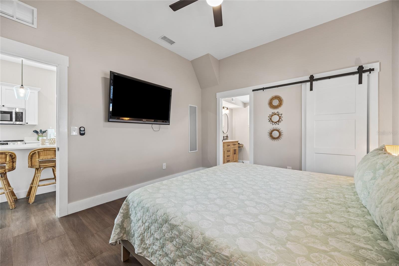 fits a king sized bed with room for furntiture