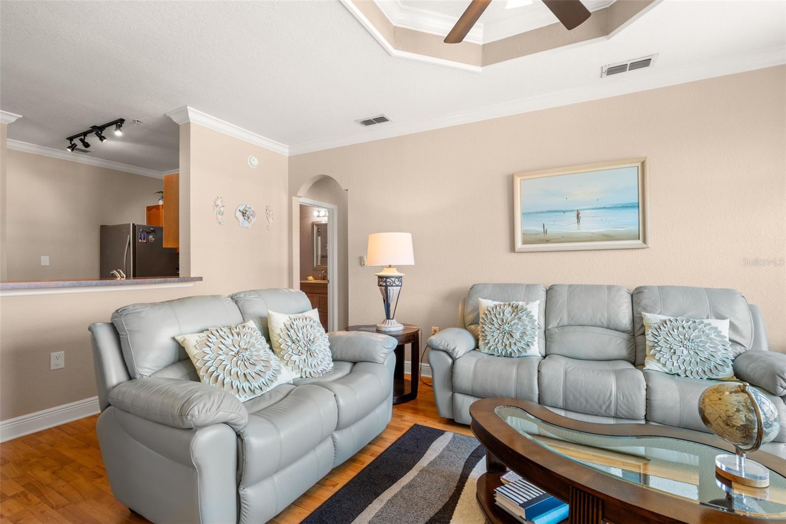 A comfortable living area with an open layout and easy connection to the kitchen and adjoining spaces.
