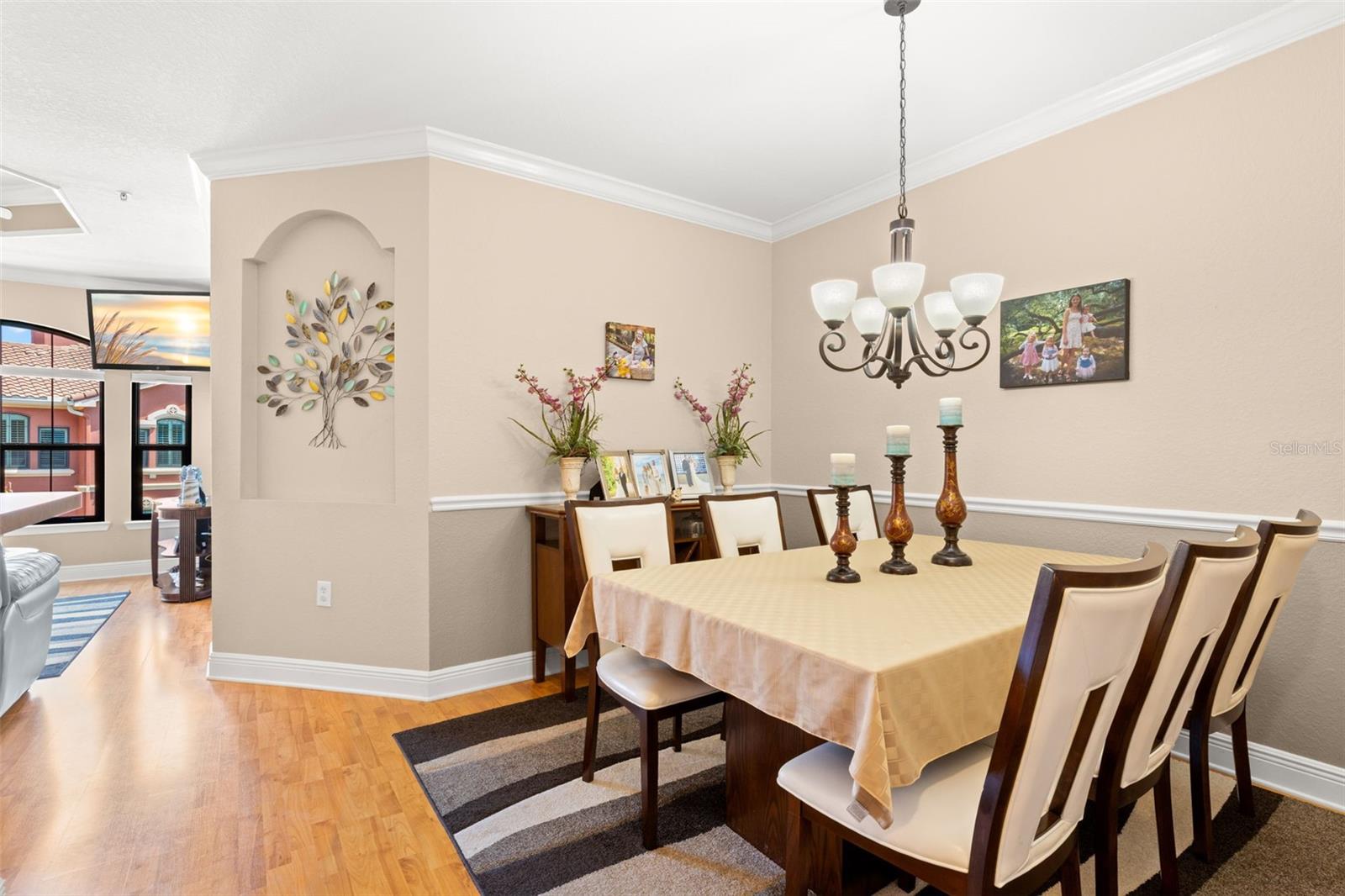 From morning coffee to dinner with friends, the layout keeps everything connected and within reach.