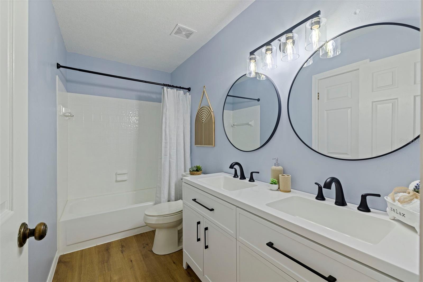 Updated 2nd bathroom with tub/shower, dual vanity