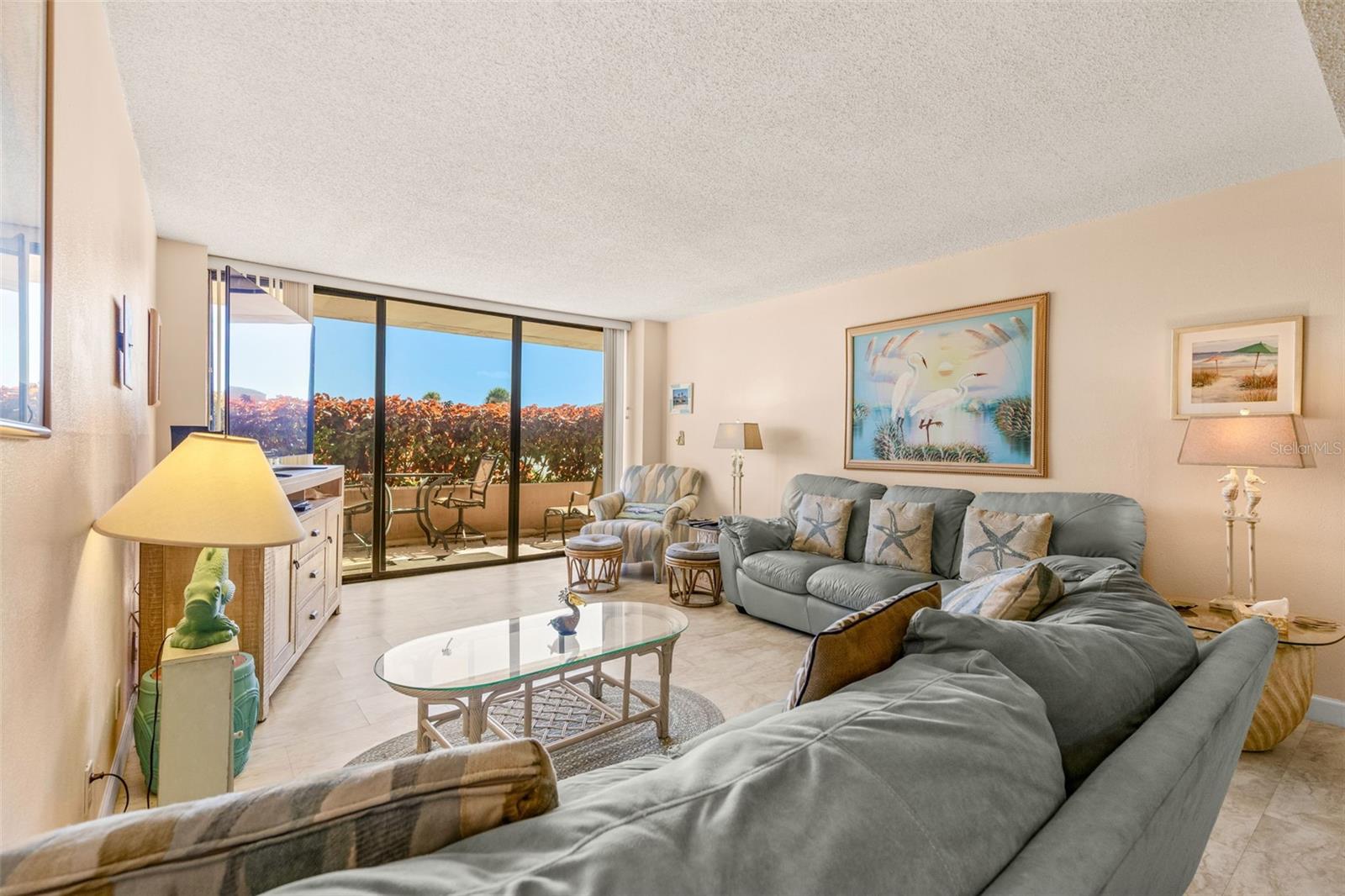 another angle of living rom - furn can be included if interested - just ask!