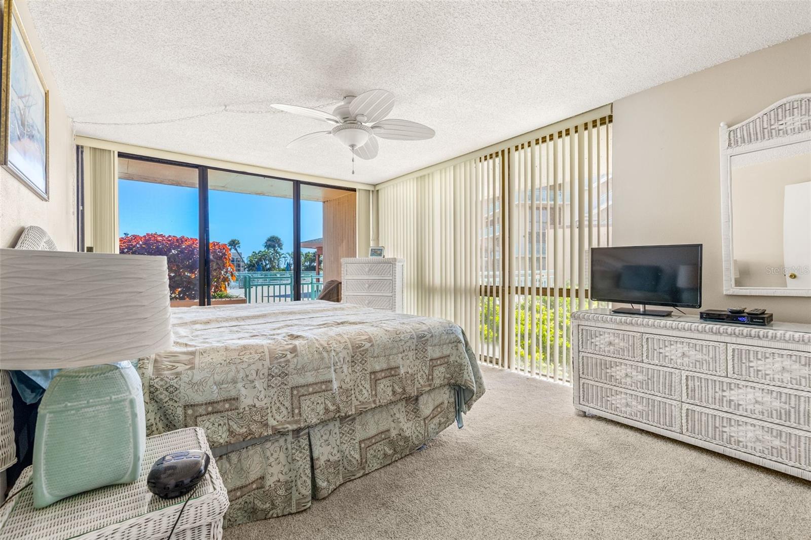 extra windows at right - end unit, Master Br