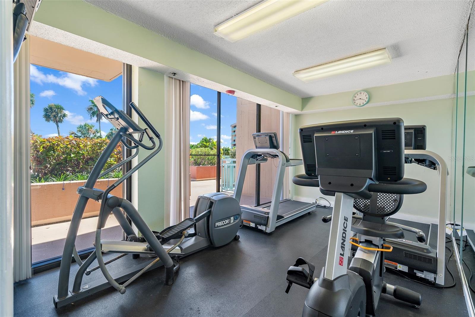 Aerobics ooRm: 2 Treadmills, Elliptical Machine & recumbent Bike