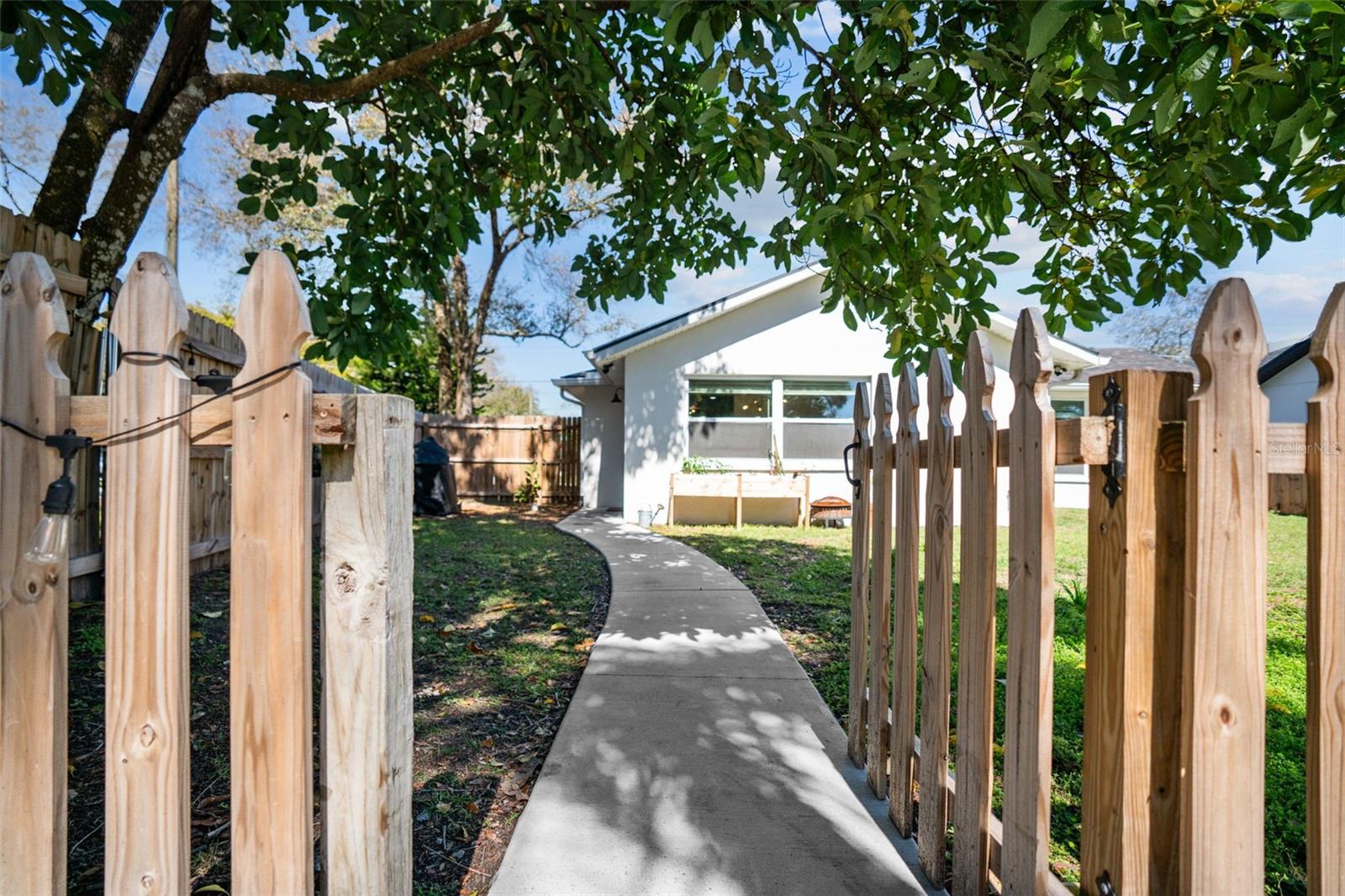 Picket fence with walk way from drive way