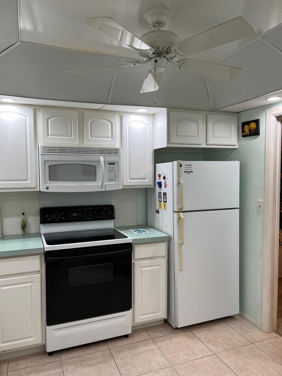 KITCHEN W/ALL APPLIANCES