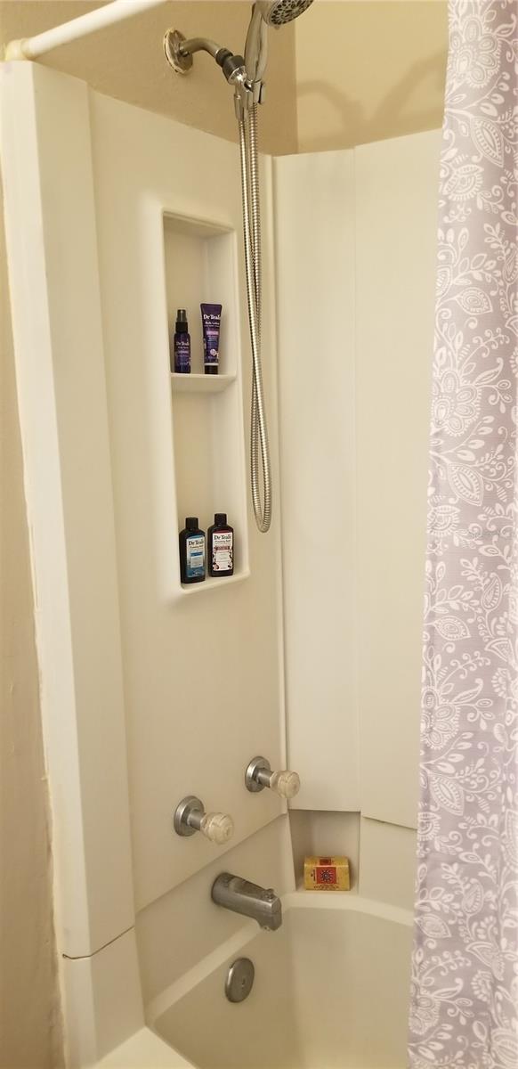 2nd bathroom with tub/shower