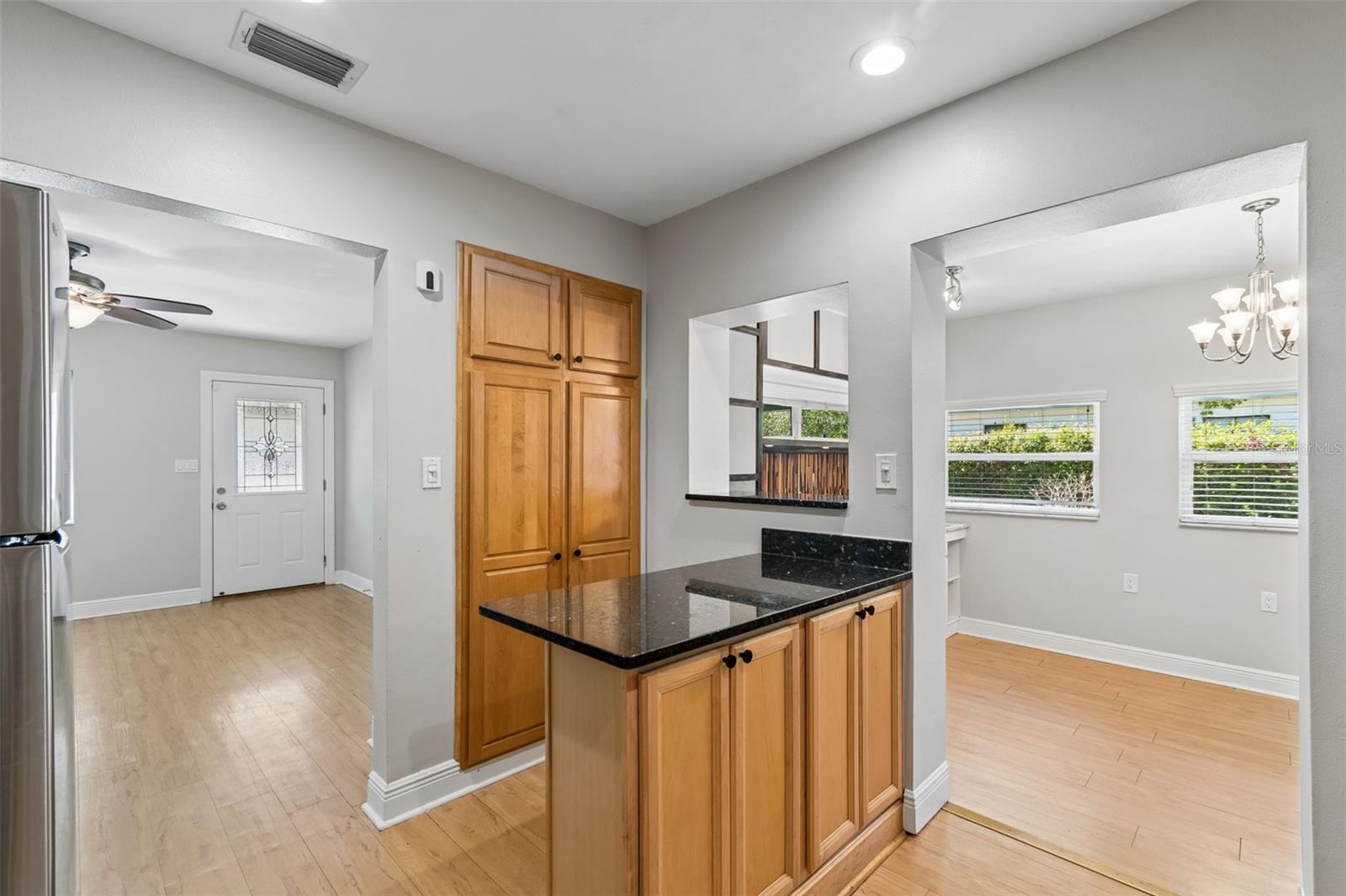 Kitchen w/center island or breakfast bar