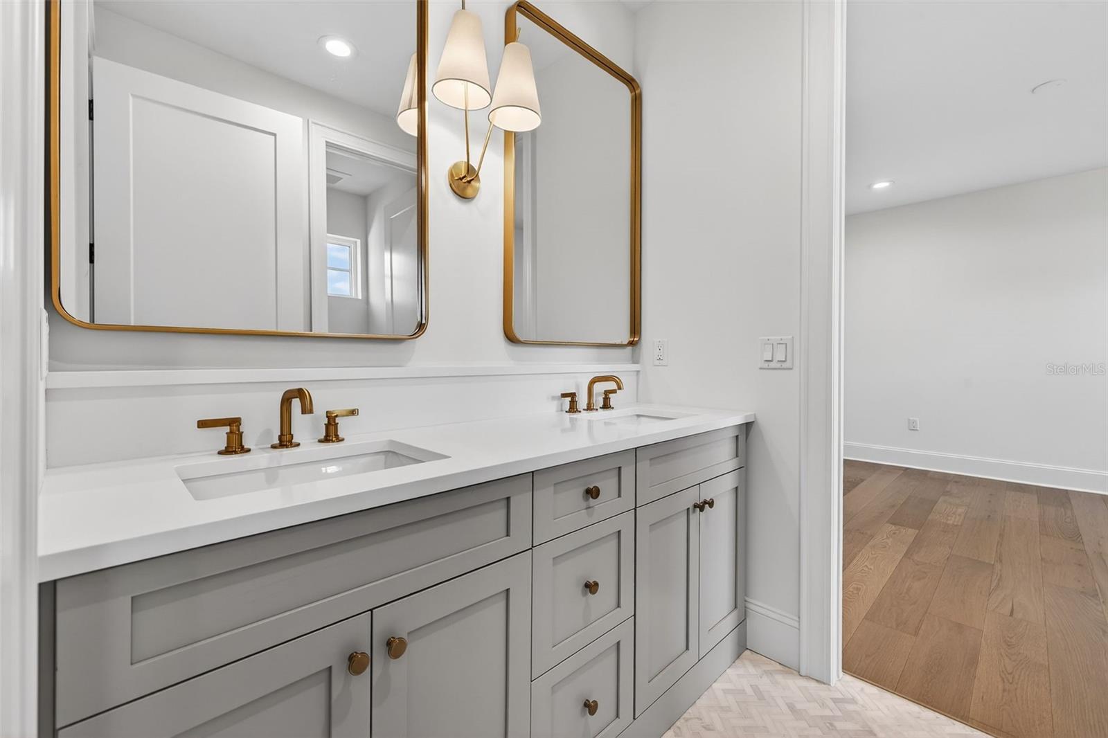 Jack and Jill Bath between bedrooms 4&5