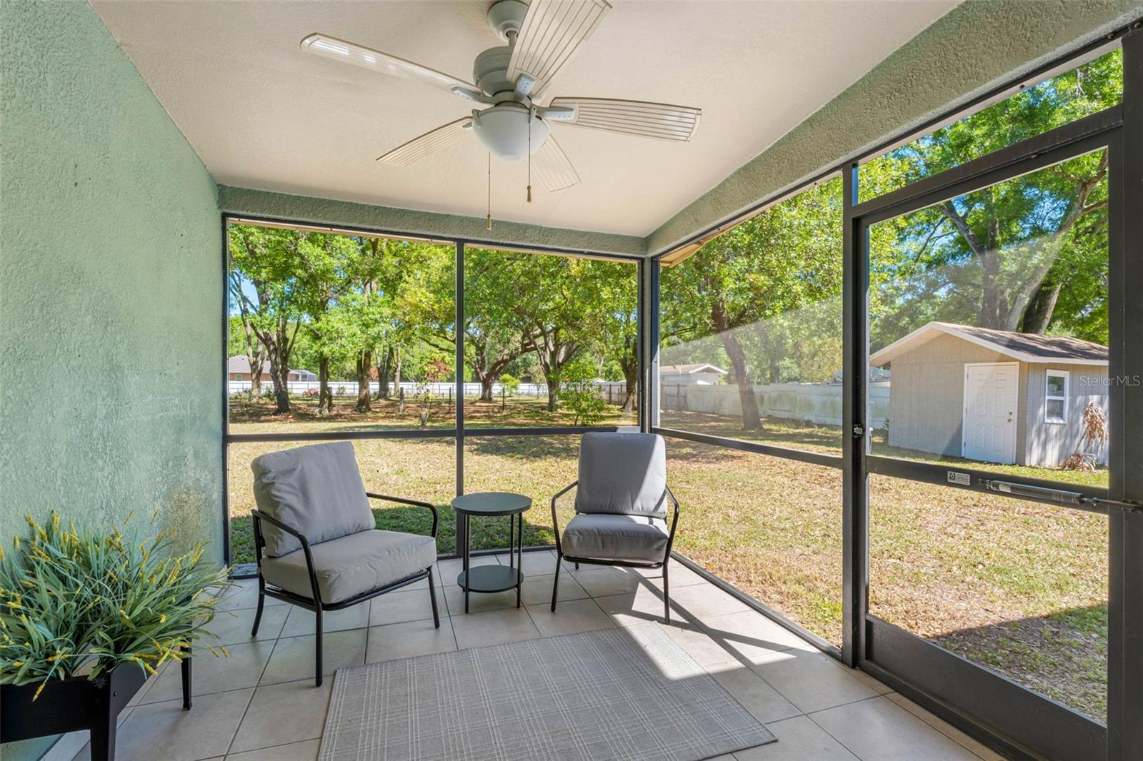 Lanai / back porch, covered & screened