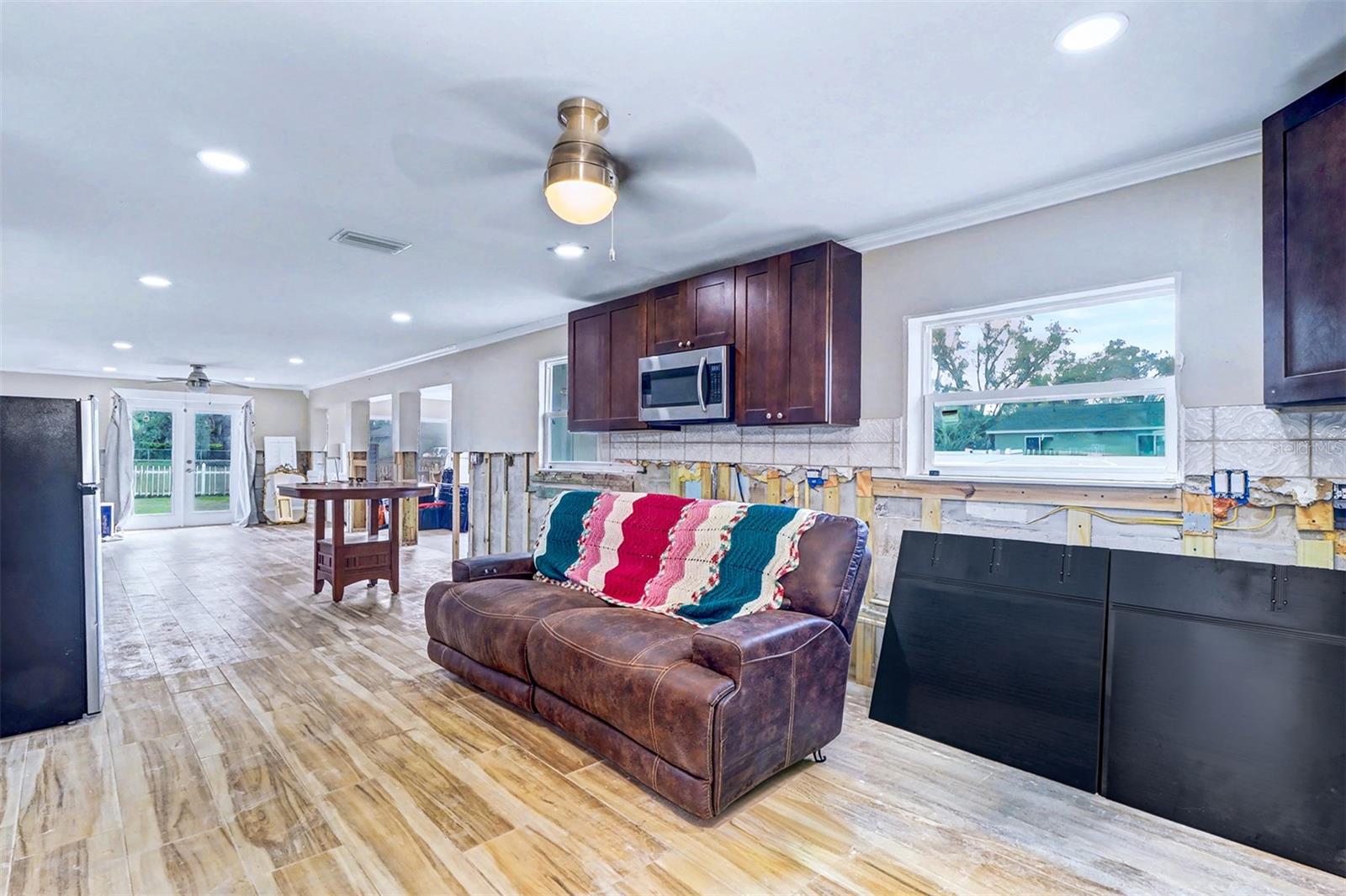 CEILING FAN DOES NOT CONVEY