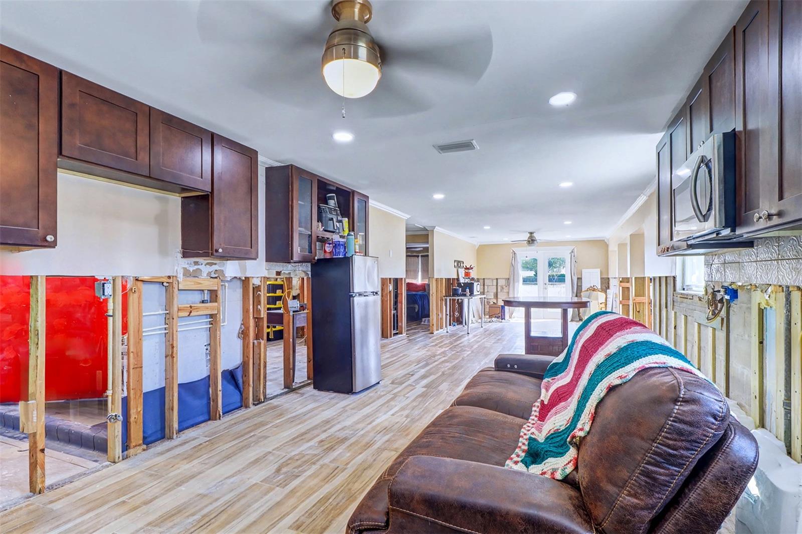 The top cabinets are in place and if you like those Seller can tell you where to get matching bottoms