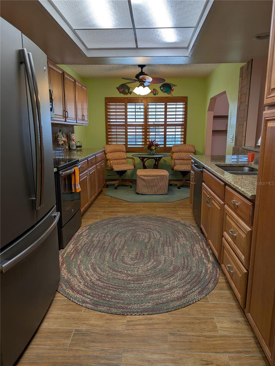 Fully remodeled kitchen in 2018.  All appliances are GE w/fingerprint resistant slate finish. Honey oak cabinetry, granite countertops and wood plank tile flooring.