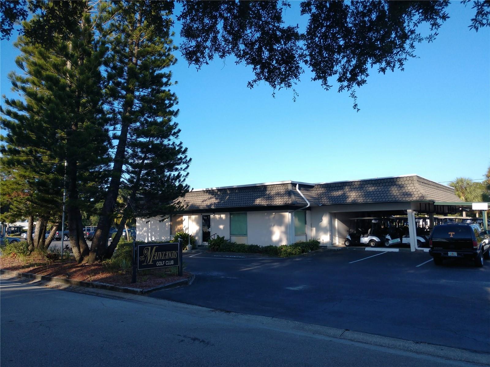 In the Heart of the Mainlands Community is the public 18 hole golf course, Mainlands Golf Club.