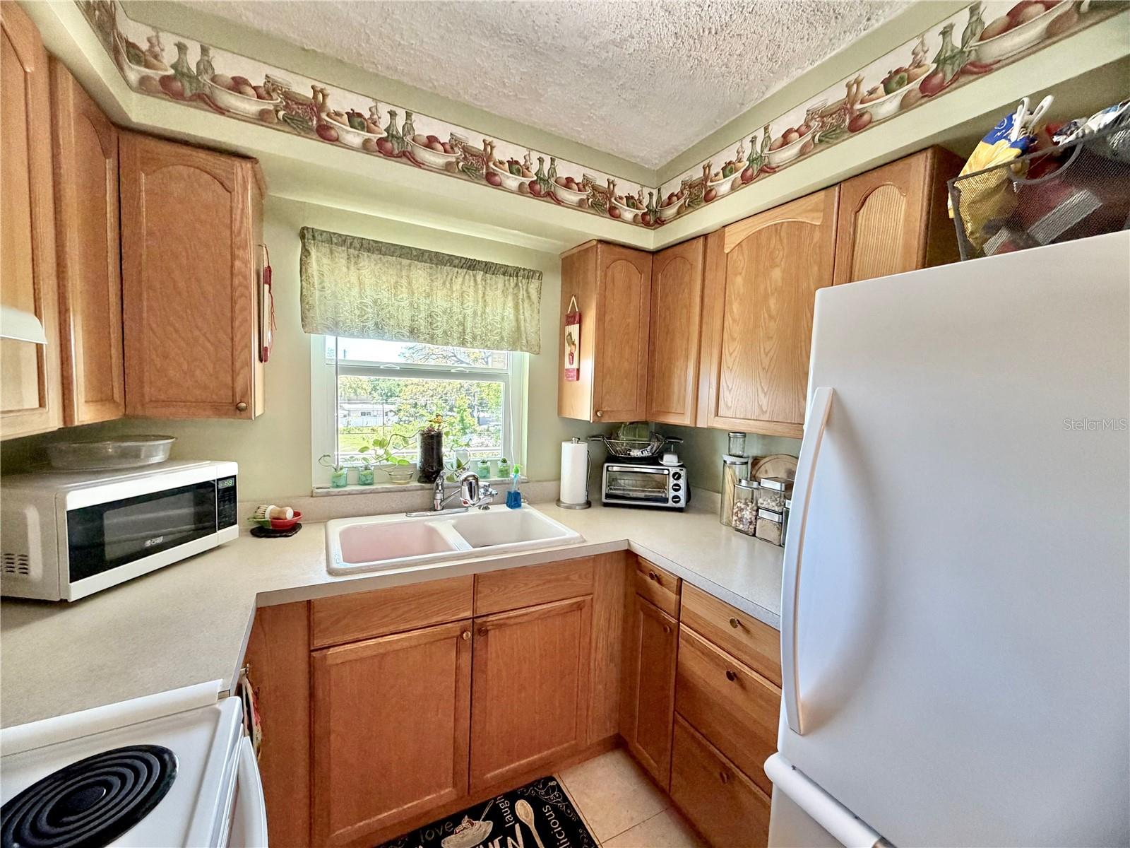 Lovely garden window over your kitchen sink.