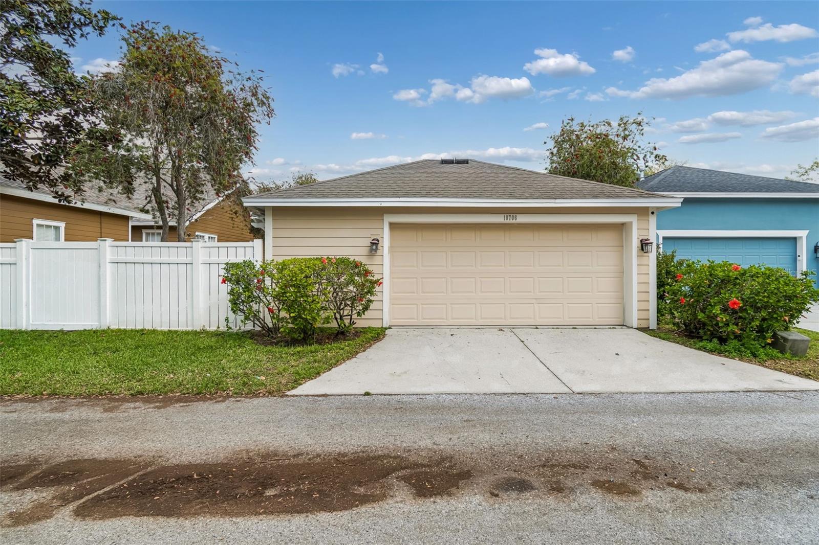 Detached garage w/rear alley access