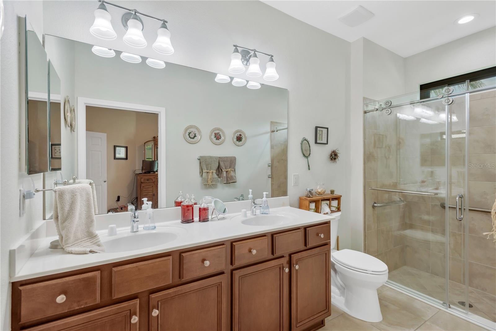 Dual Sinks & Seamless Glass Shower Door