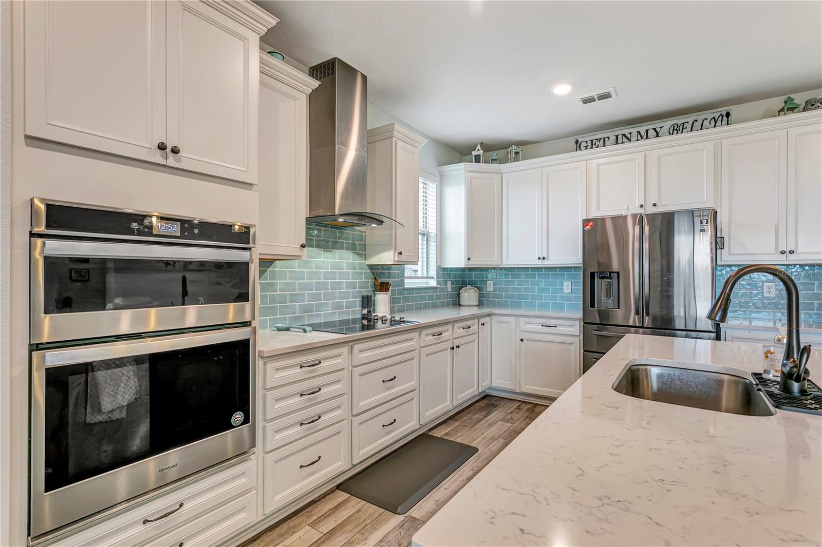 Light and bright kitchen is fit for entertaining!