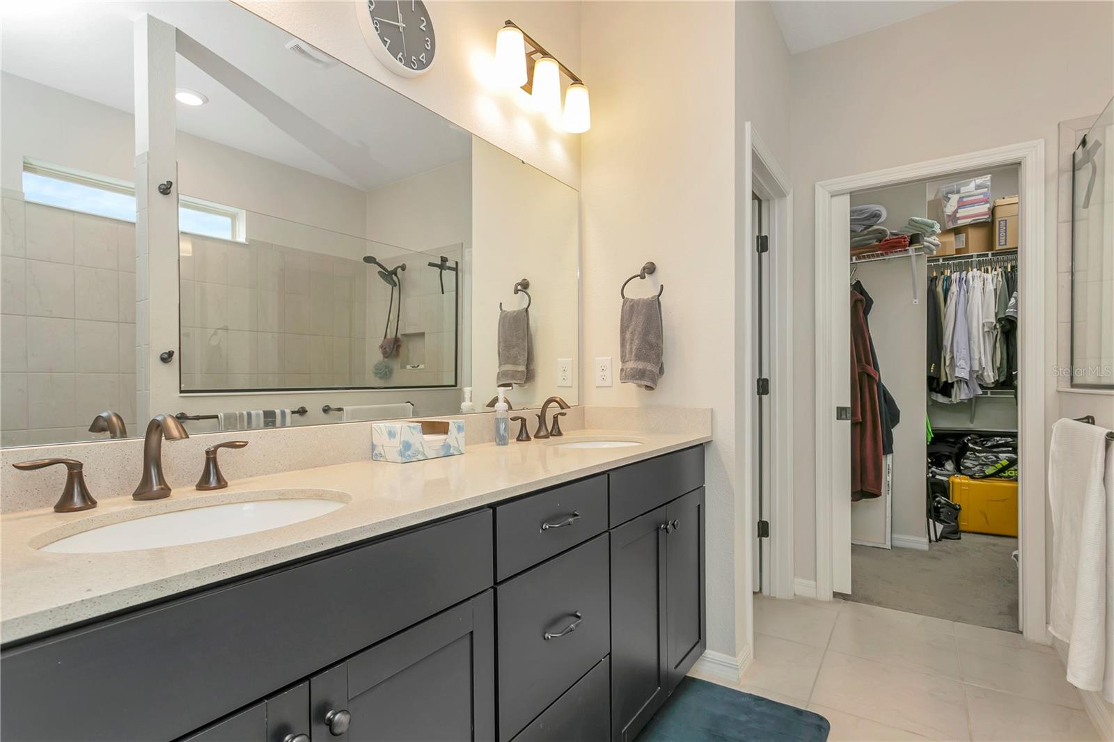 Primary en suite bathroom