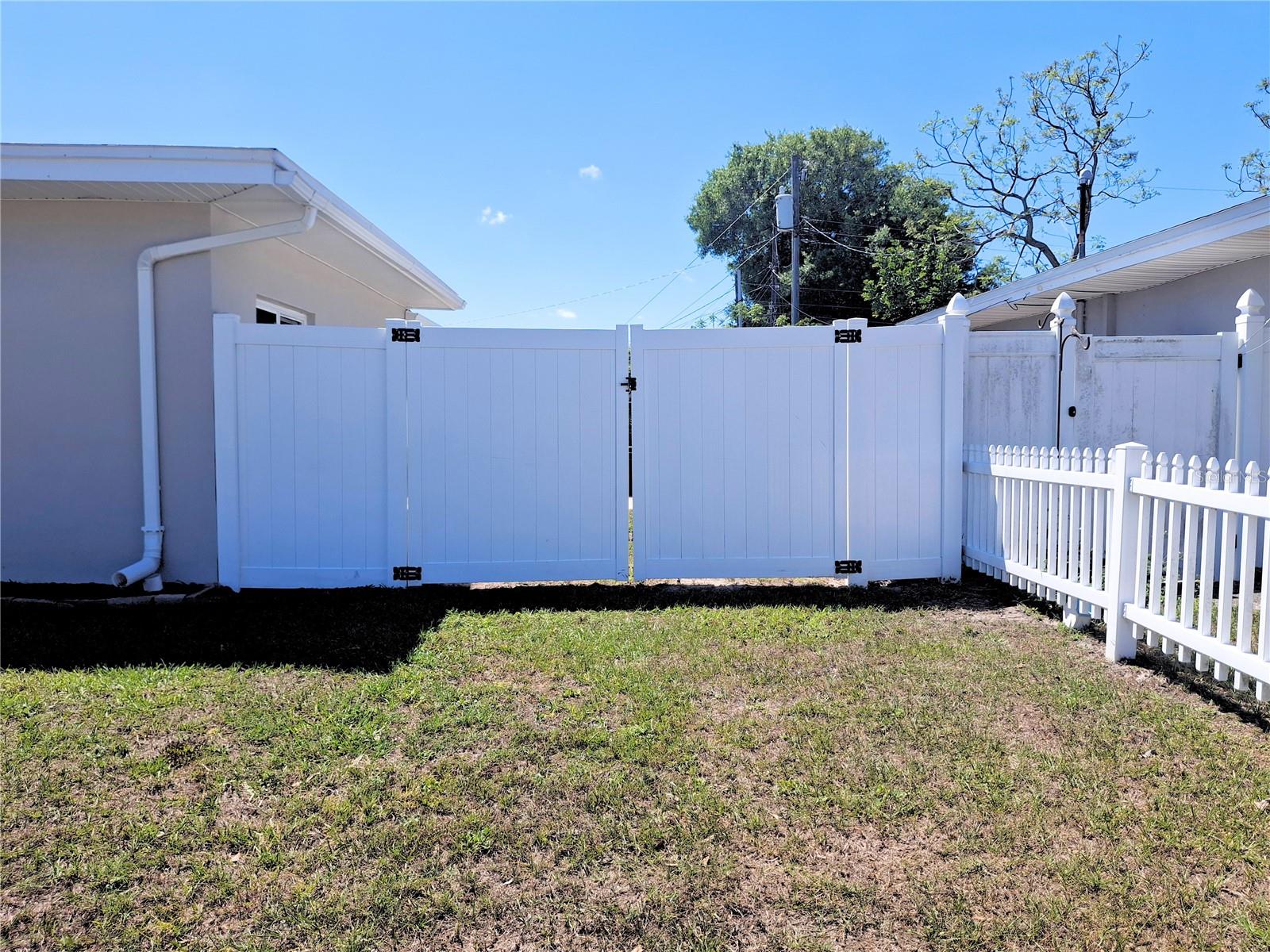Gate access to backyard