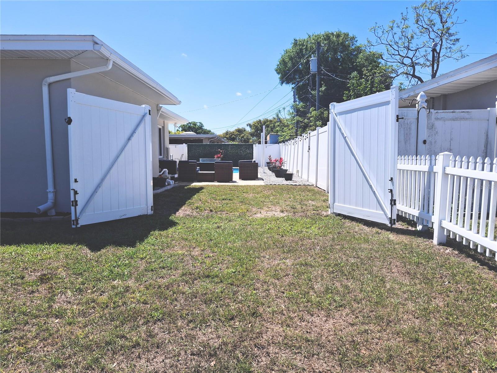 gate access to backyard