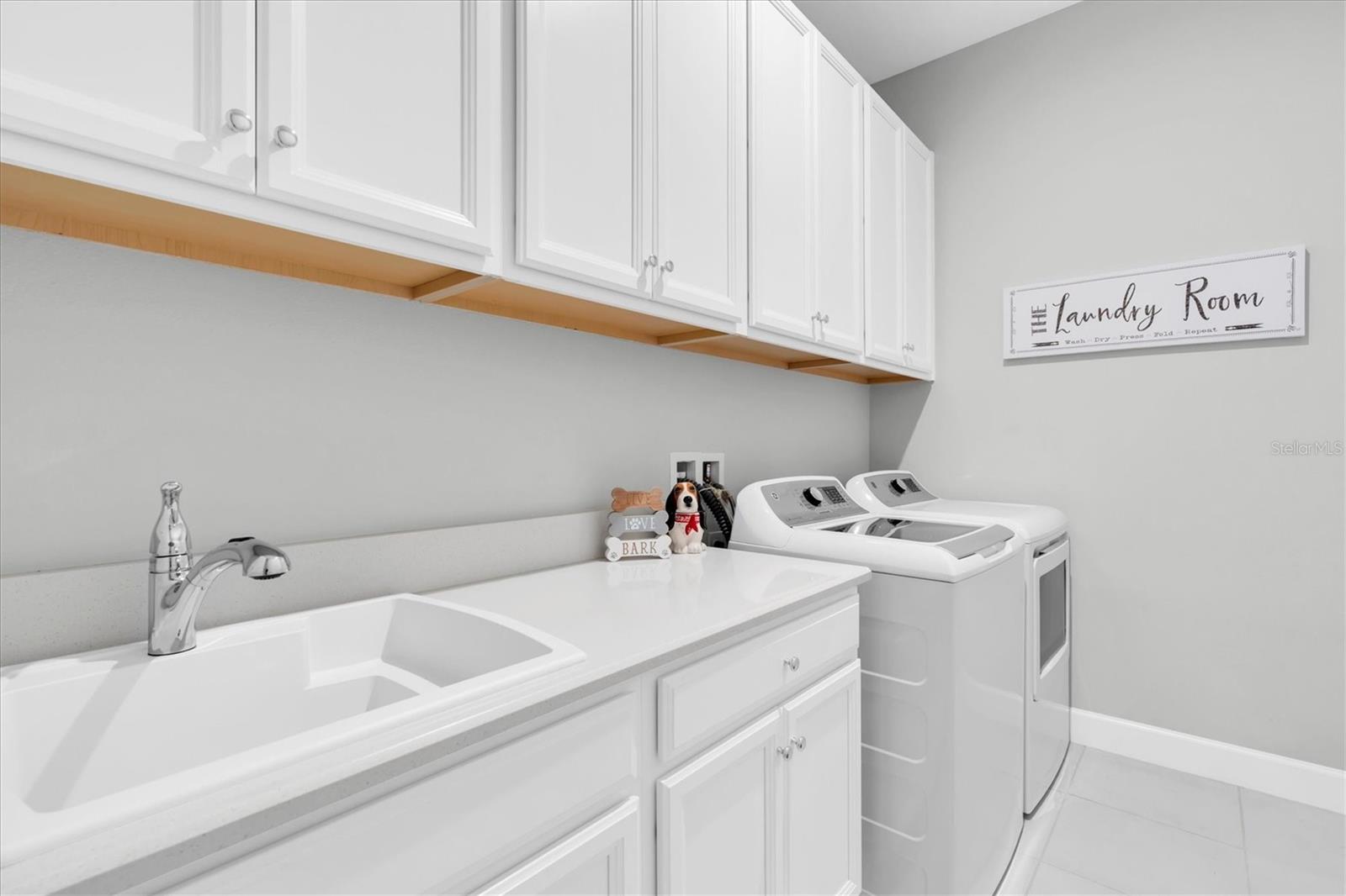 LAUNDRY WITH BUILT INS