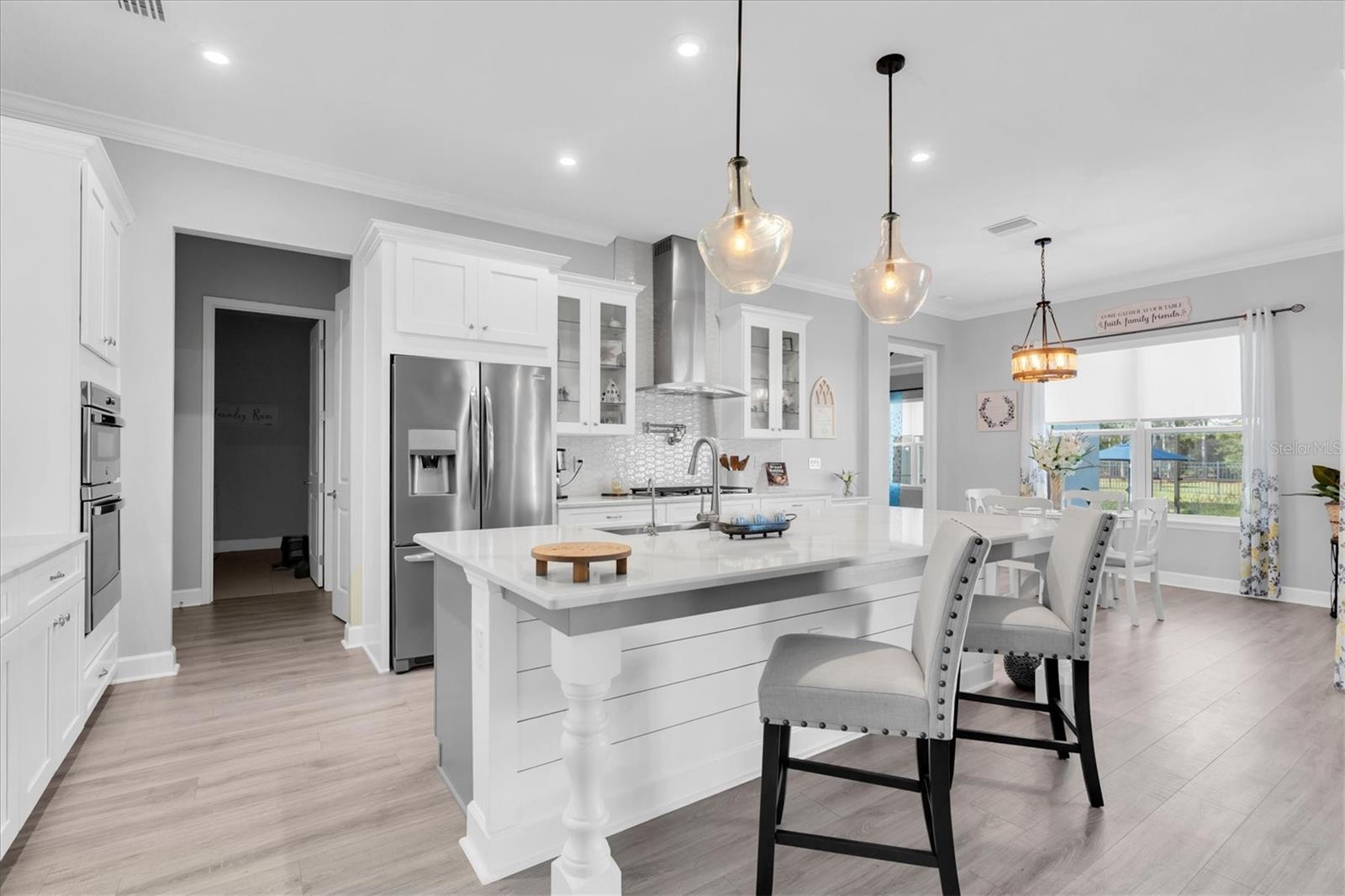 SPACIOUS ISLAND FOR ENTERTAINING