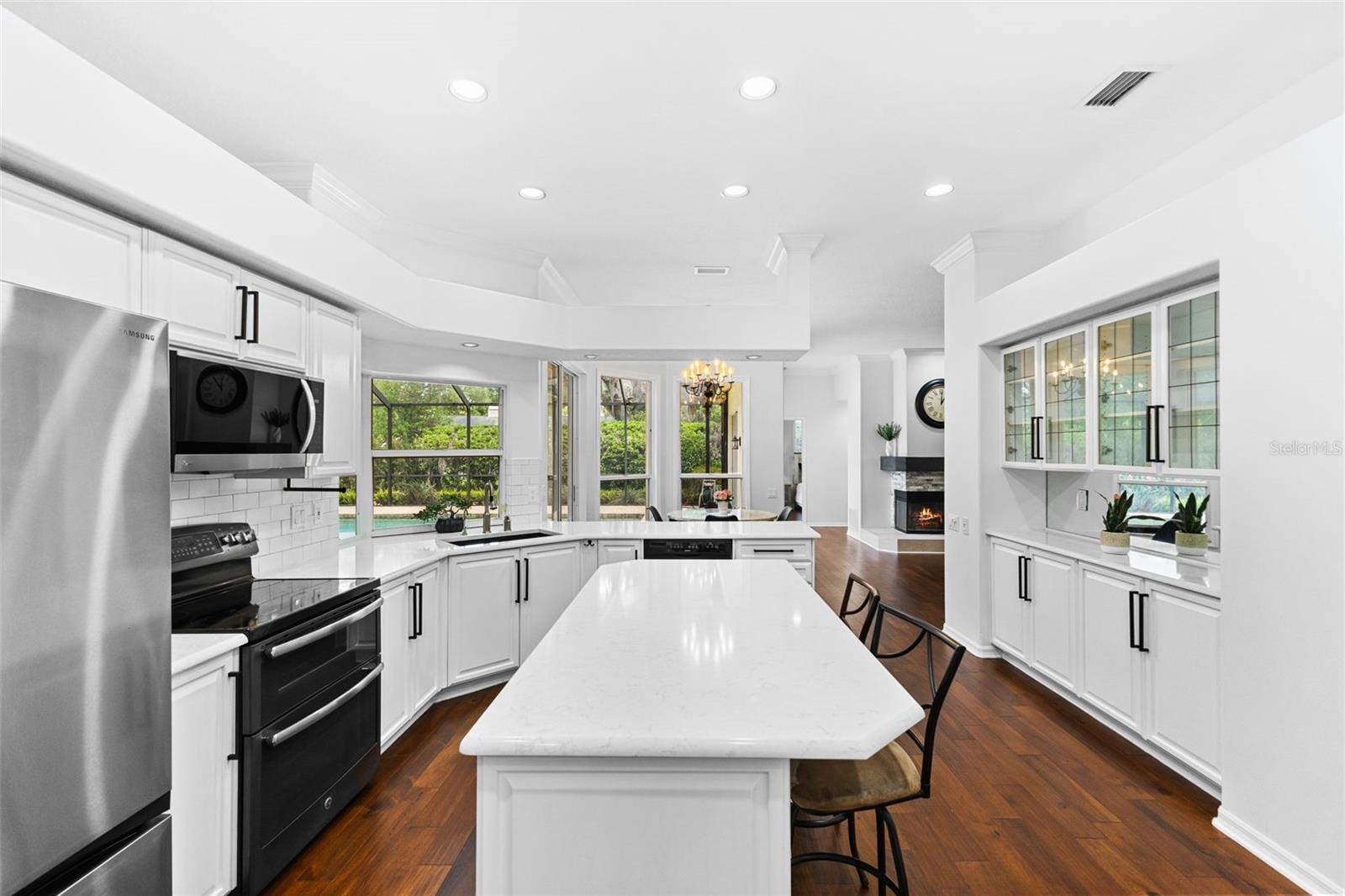 Bright and Cheery Kitchen