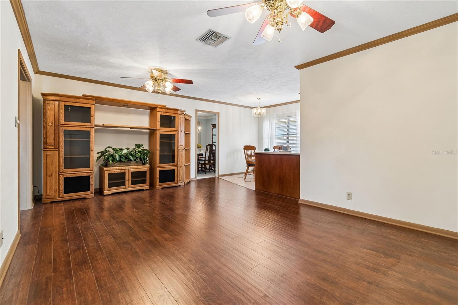 Family room without staging - beautiful laminte flooring