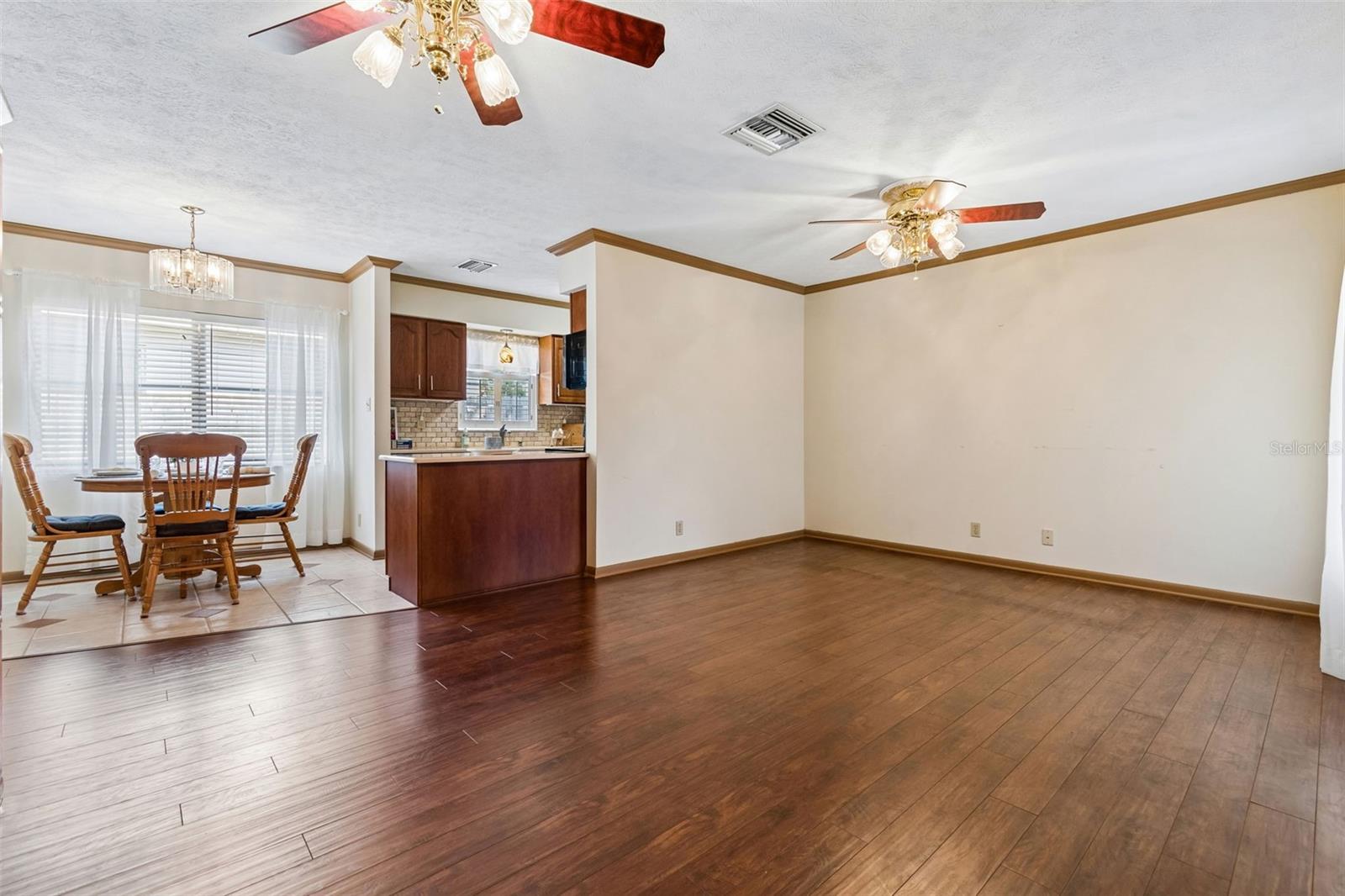 Family room - beautiful laminte flooring