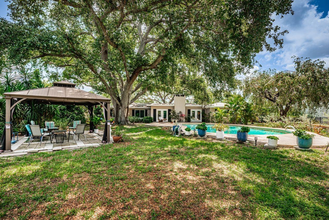 Double lot behind house on the 17th hole of the Pelican Golf Club