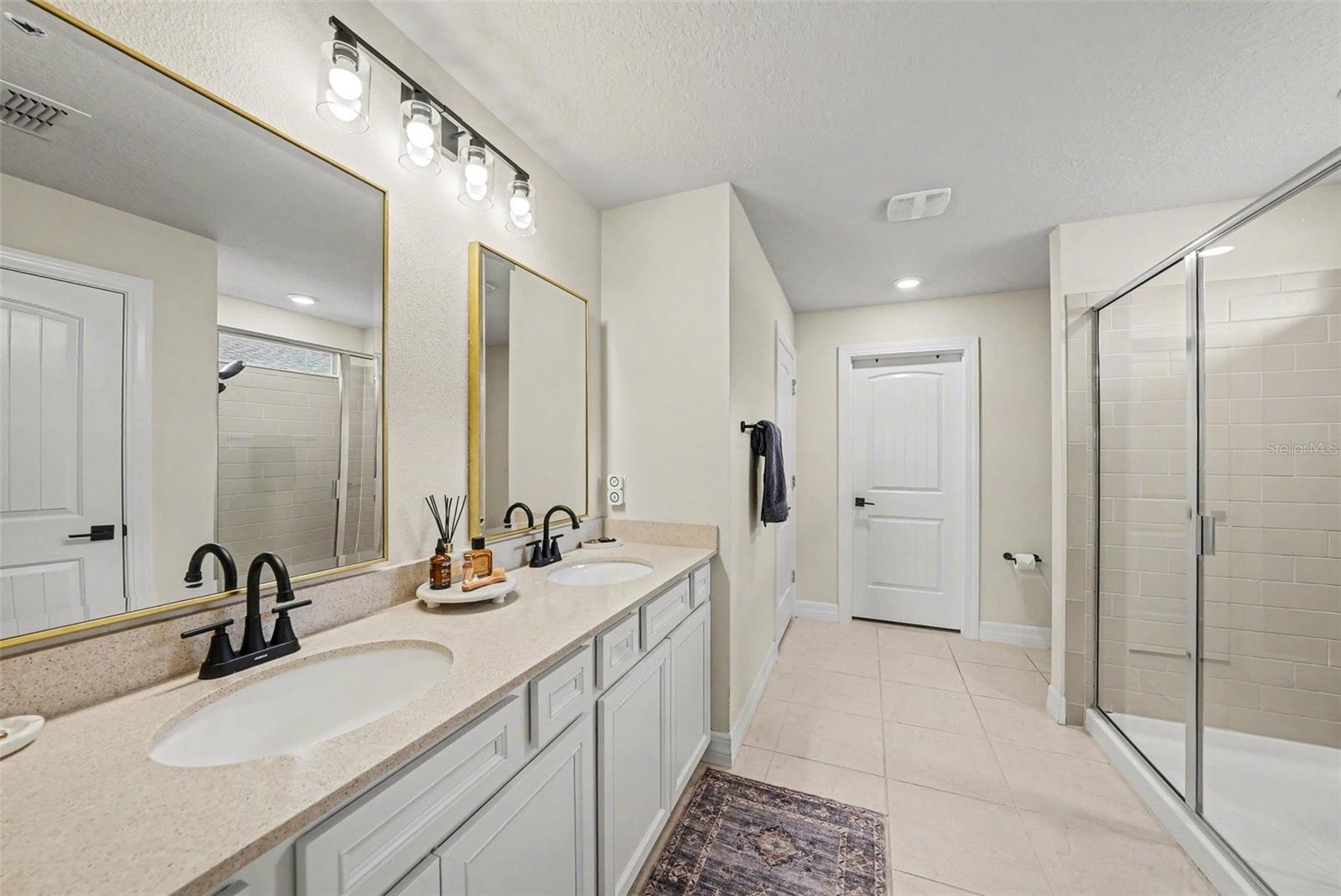 Fantastic space in this owners bath!