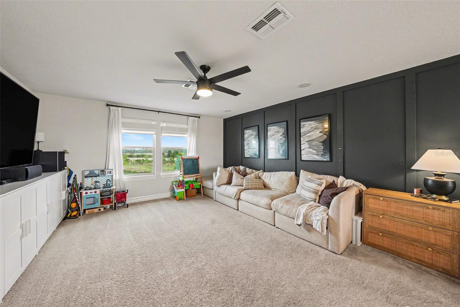 Enourmous BONUS ROOM!!!