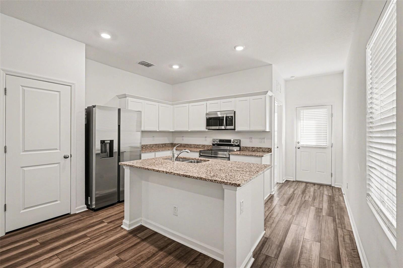 Kitchen w/ Breakfast Bar