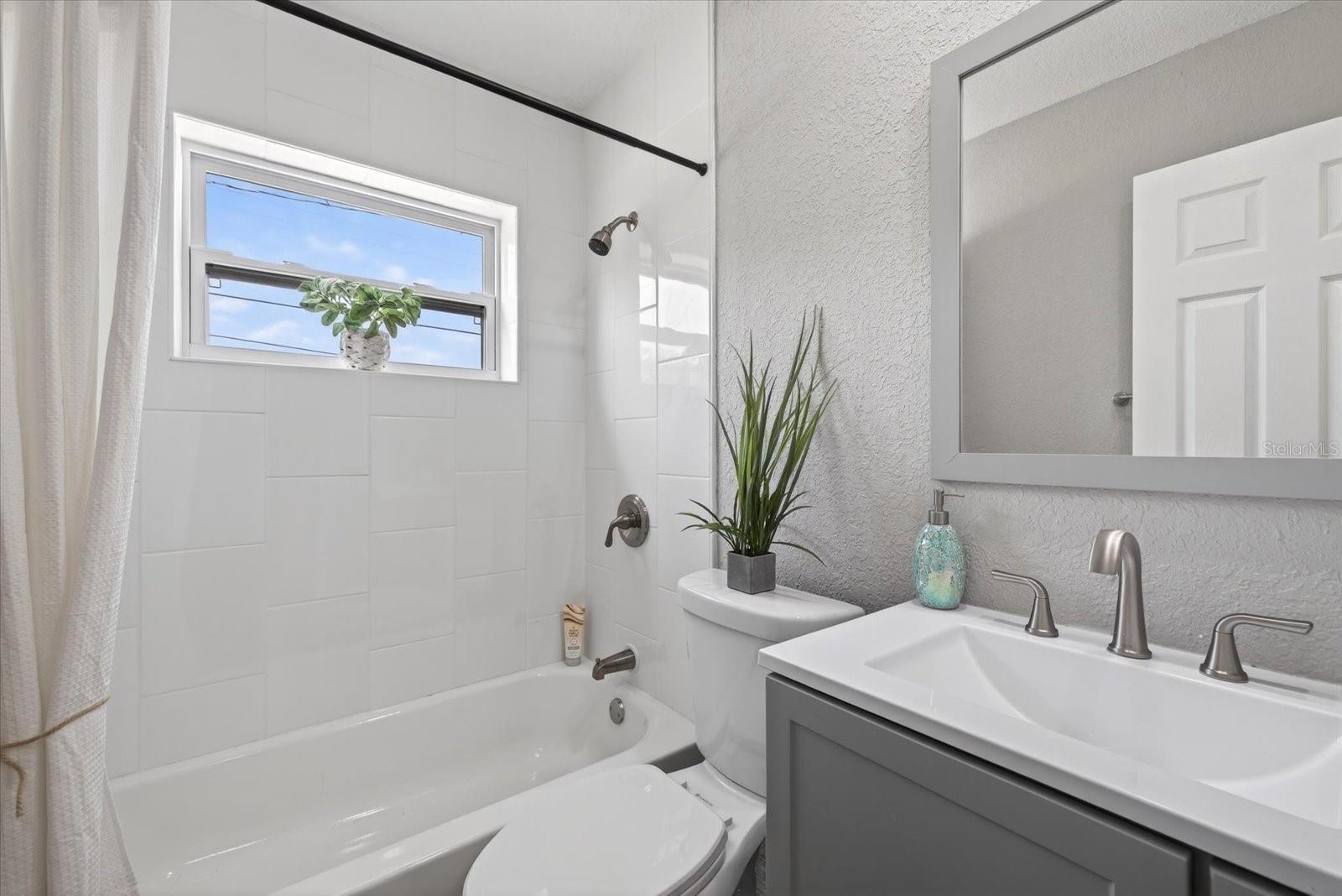 Bathroom 2 with tub/shower