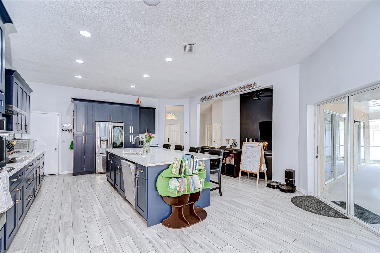 This is a wonderful kitchen to cook the family meals.