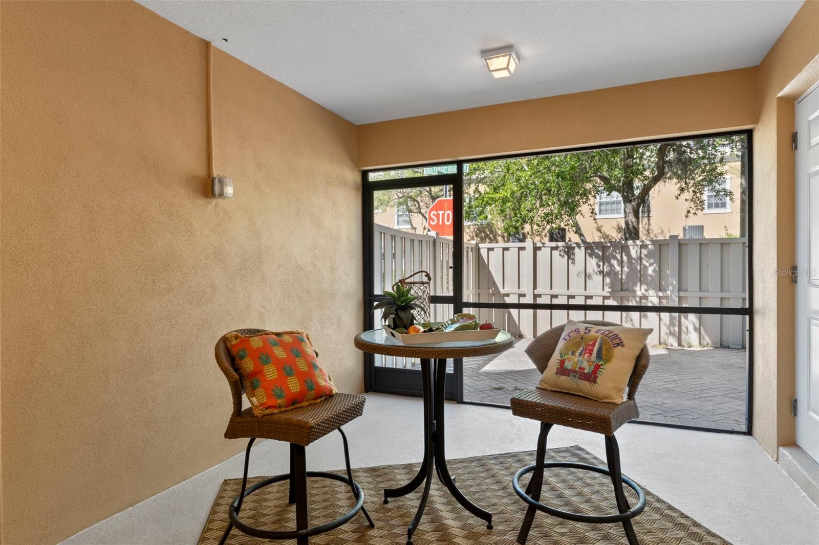 Screened Lanai = Bistro stagged