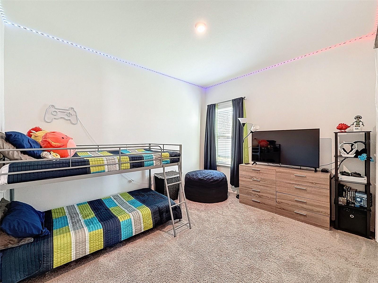 Ideal bedroom for kids, guests, or office