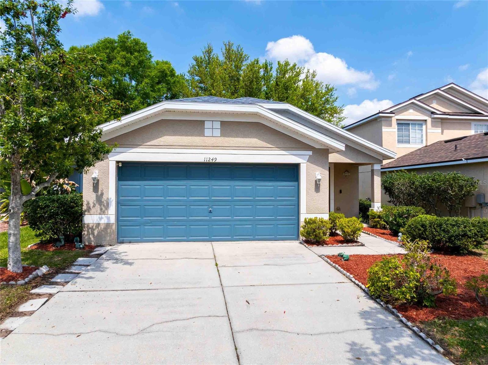 Welcome to this 2bed/2bath + Den/ 2car garage home in RIVERCREST!