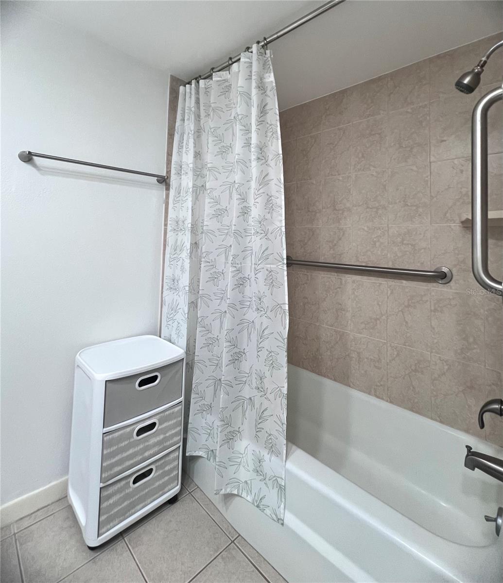 2nd bathroom with tub/shower combo