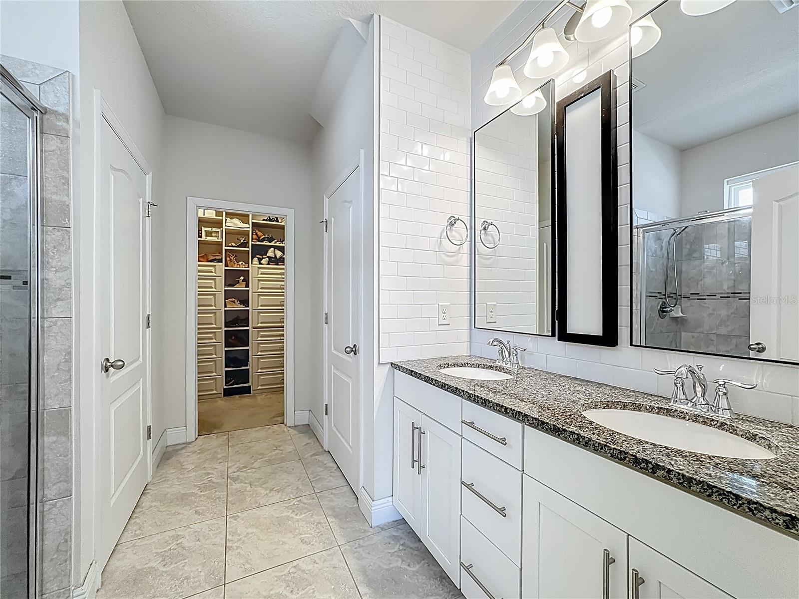 Primary bedroom's en suite bathroom with