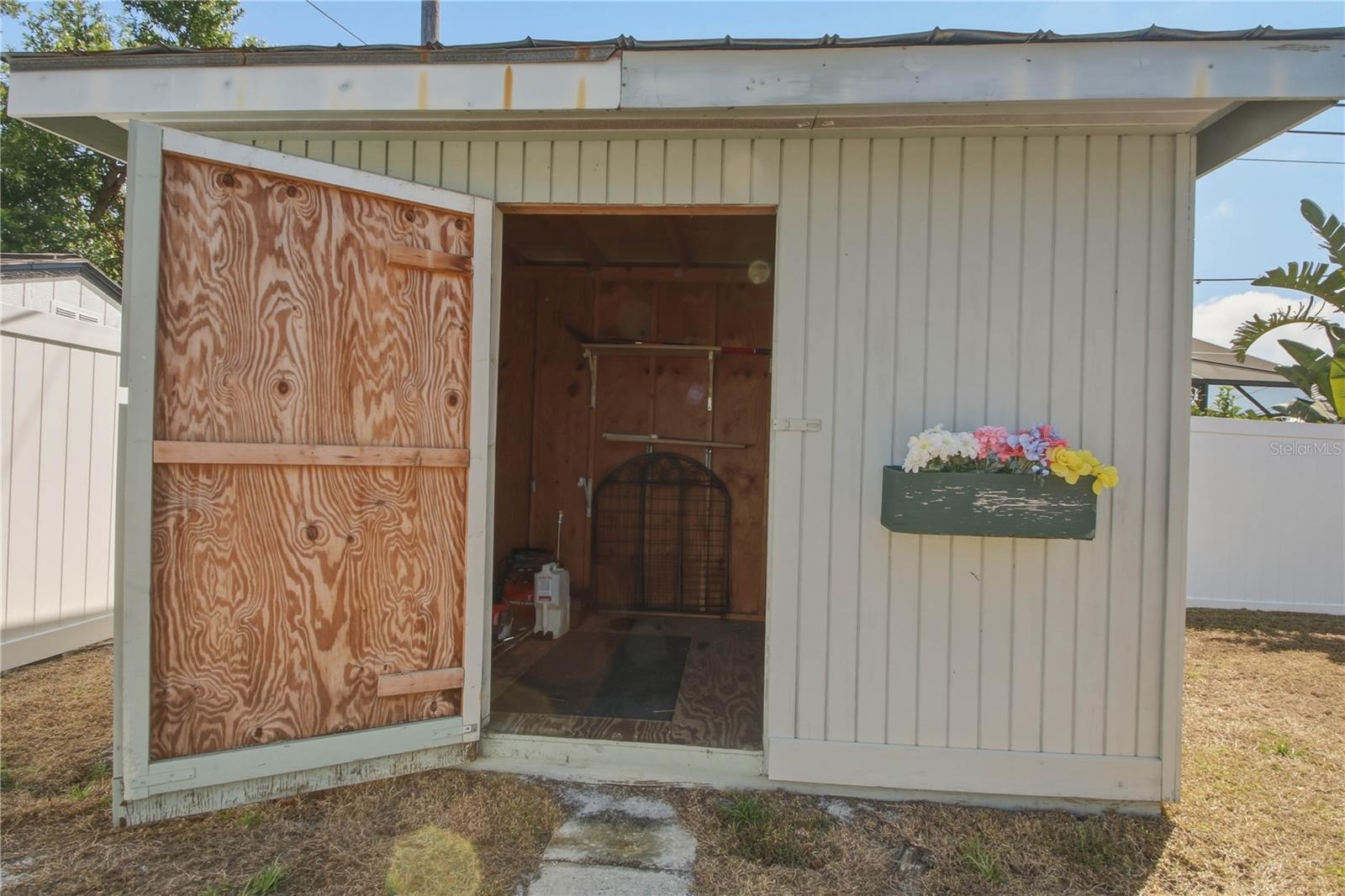 Large man-cave/she shed your choice.